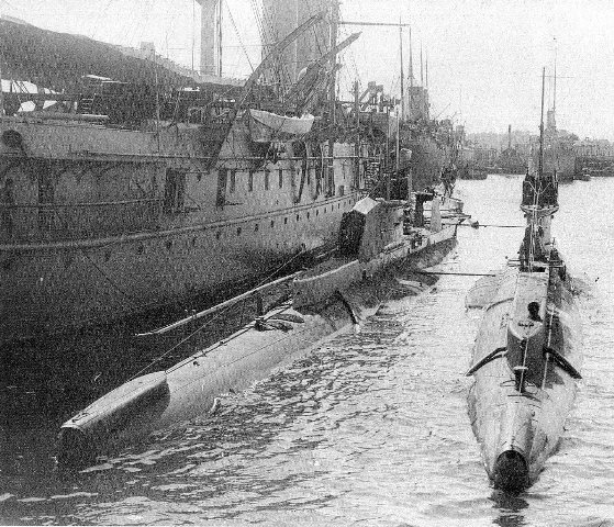 Pamiat Azov as submarine tender